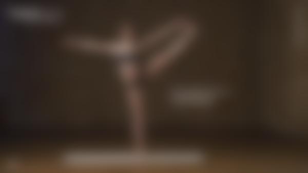 Tangkapan layar # 12 dari film Hannah Nude Yoga