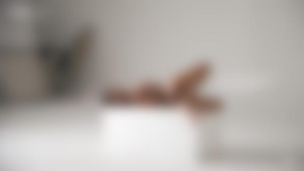 Captura de pantalla #10 de la película Hiromi desnuda modelando