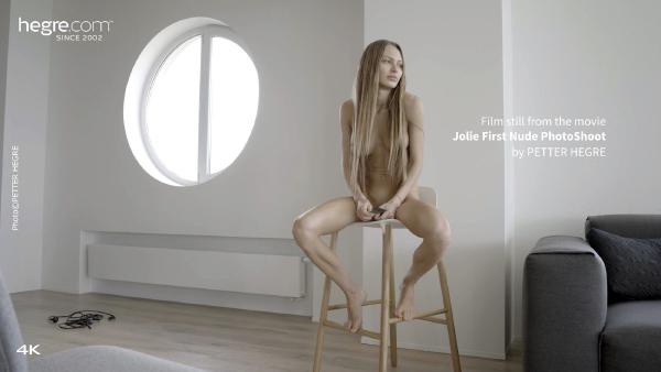 Skærmgreb #8 fra filmen Jolie første nøgenfotoshoot