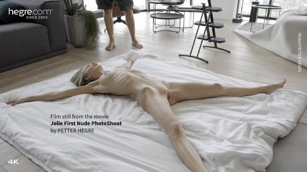 Captura de pantalla #7 de la película Jolie primera sesión de fotografías desnuda