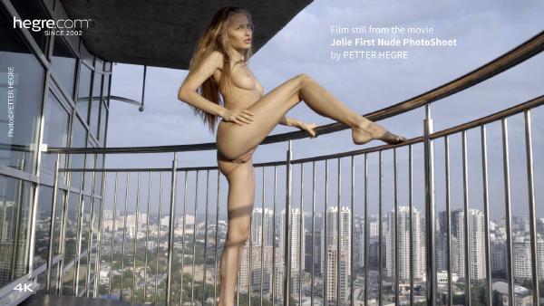 Skærmgreb #2 fra filmen Jolie første nøgenfotoshoot