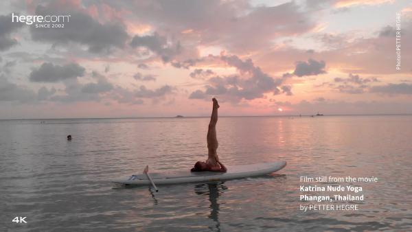 Skærmgreb #6 fra filmen Katrina nøgen yoga
