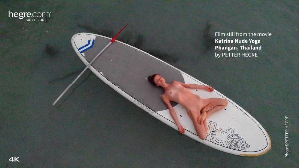 Tangkapan layar # 8 dari film Katrina Nude Yoga