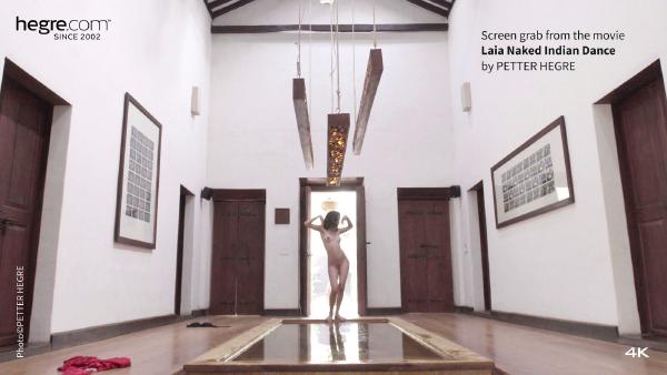Skærmgreb #7 fra filmen Laia nøgen indisk dans