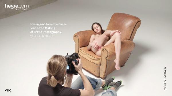 Ekrāna paņemšana #3 no filmas Leona veido erotisku fotogrāfiju