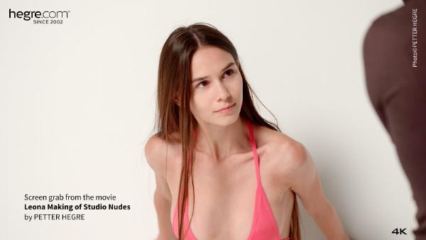 Skjermtak #1 fra filmen Leona gjør studio nakenbilder