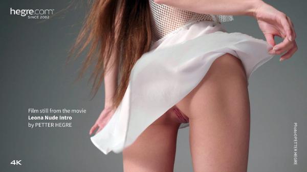 电影 利昂娜裸体介绍 中的屏幕截图 #2