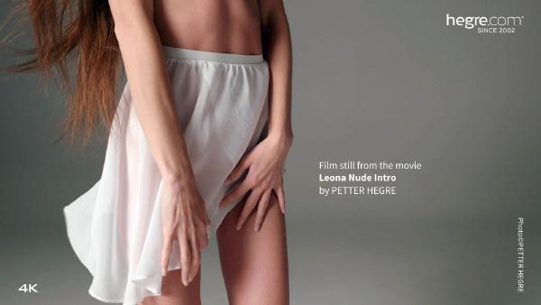 Skærmgreb #7 fra filmen Leona nøgen intro