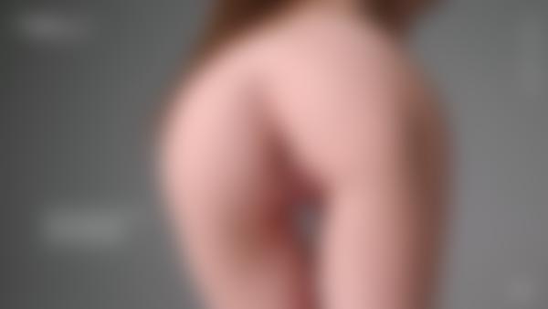 Skærmgreb #10 fra filmen Leona nøgen intro