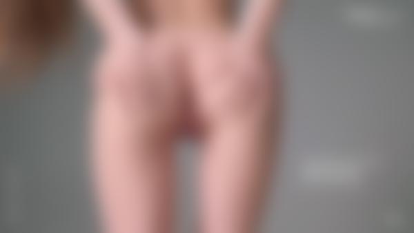 Skærmgreb #12 fra filmen Leona nøgen intro