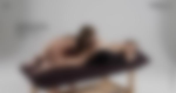 Schermopname #9 uit de film Lesbische tantrische massage