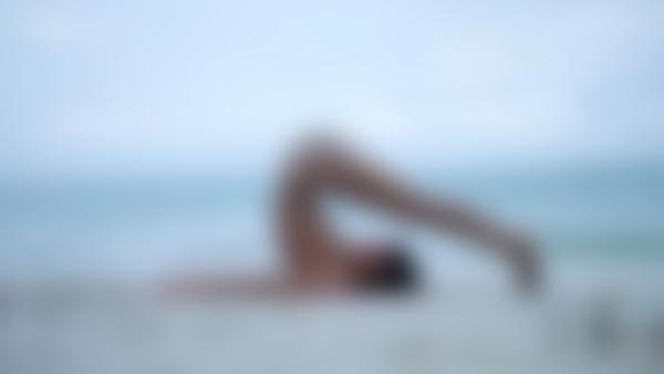 Screenshot #9 dal film Melena Maria Sessione di foto sulla spiaggia per nudisti