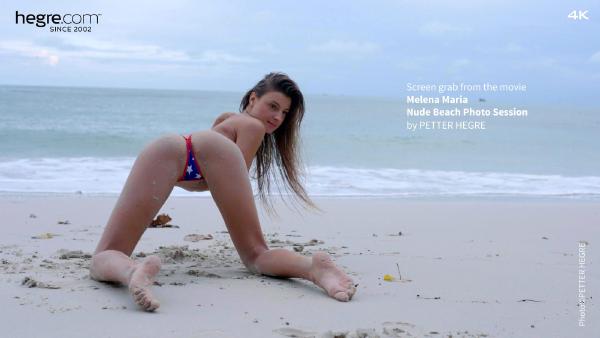 Screenshot #4 dal film Melena Maria Sessione di foto sulla spiaggia per nudisti