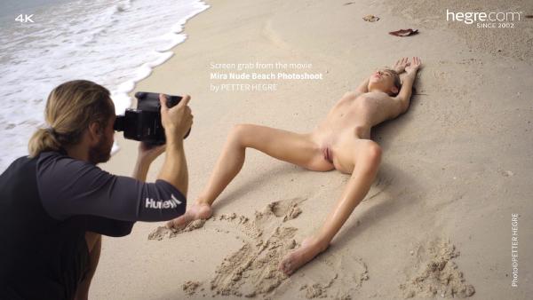 Skjermtak #5 fra filmen Mira nakenstrand fotoshoot