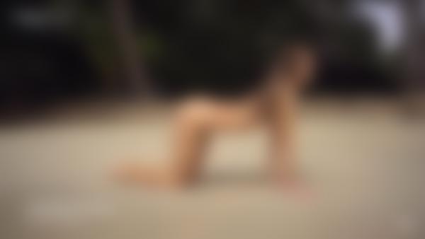 Skærmgreb #11 fra filmen Mira Nude Beach Photoshoot