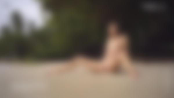 Skärmgrepp #10 från filmen Mira Nude Beach Photoshoot