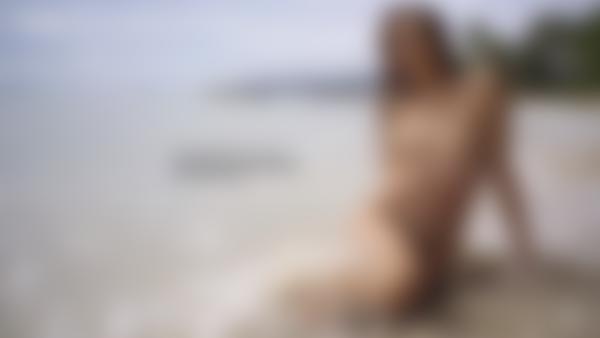 Skjermtak #9 fra filmen Mira nakenstrand fotoshoot