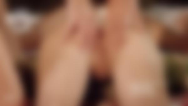 Screenshot #12 aus dem Film Gegenseitige Lesbische Tantramassage