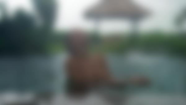 Skjermtak #10 fra filmen Natalia A skyter naken på Bali