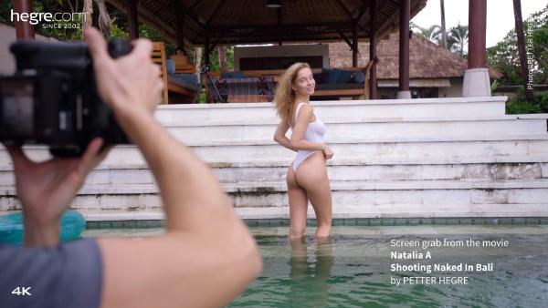 Skærmgreb #2 fra filmen Natalia A skyder nøgen på Bali