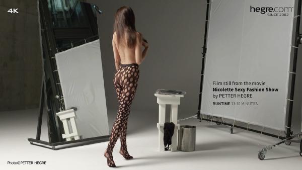 फ़िल्म 7 से स्क्रीन ग्रैब # निकोलेट सेक्सी फैशन शो