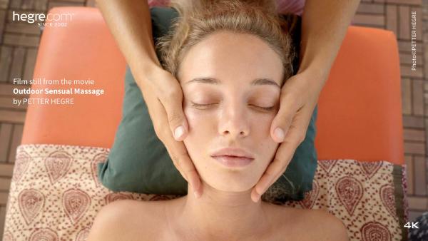 Skærmgreb #1 fra filmen Udendørs sensuel massage