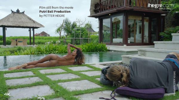 Ekrano paėmimas #4 iš filmo Putri Bali gamyba