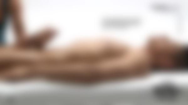 Ekrāna paņemšana #12 no filmas Dzimumlocekļa māksla