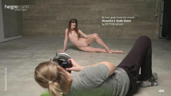 Kuvakaappaus #7 elokuvasta Veronika V alastonkuvaus