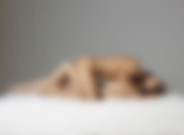 Bild #11 aus der Galerie Alex und Flora Körperanziehung Teil 2
