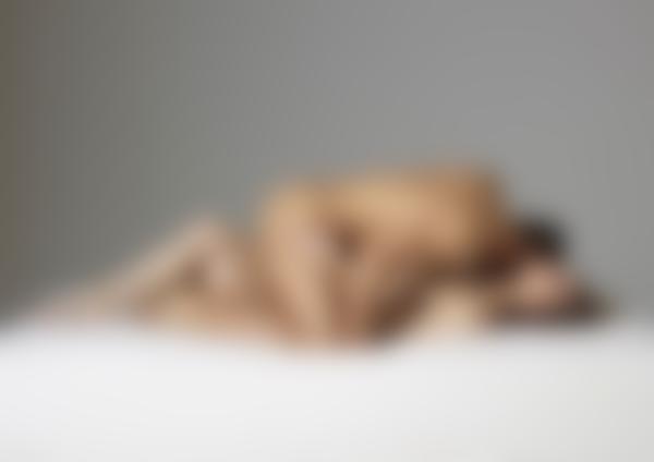 Bild #8 aus der Galerie Alex und Flora Körperanziehung Teil 2