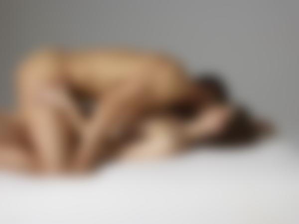 Bild #9 aus der Galerie Alex und Flora Körperanziehung Teil 2