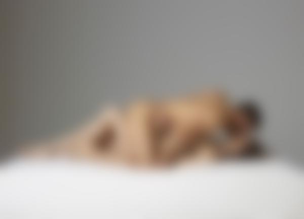 Bild #10 aus der Galerie Alex und Flora Körperanziehung Teil 2
