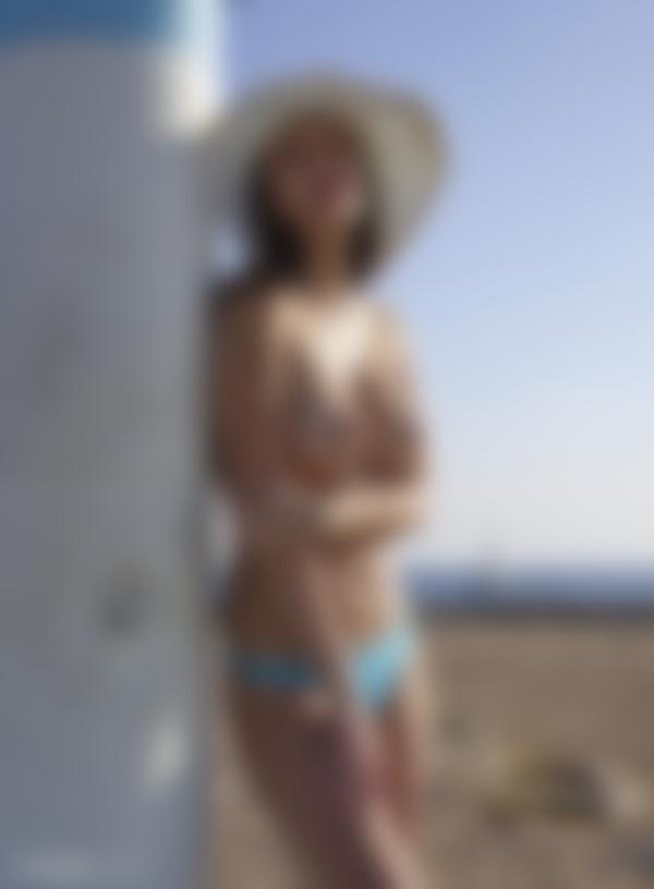 Afbeelding #10 uit de galerij Alisa topless in het openbaar