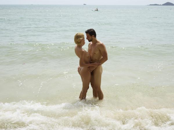 Afbeelding #2 uit de galerij Ariel en Alex seks op het strand