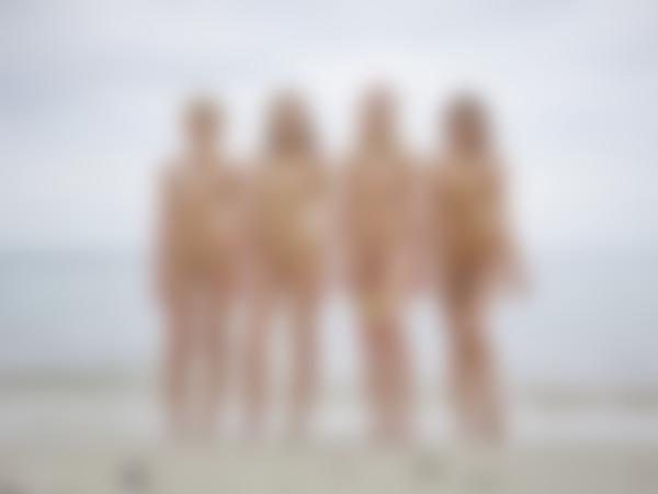 Resim # 11 galeriden Ariel, Marika, Melena Maria ve Mira bikinili kızlar