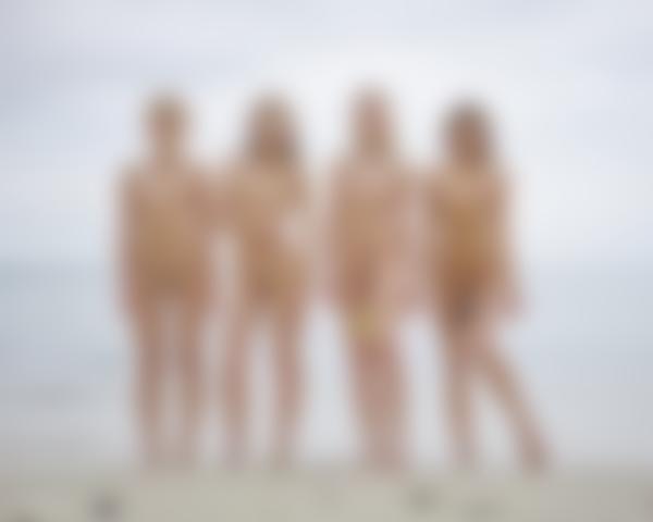 Resim # 10 galeriden Ariel, Marika, Melena Maria ve Mira bikinili kızlar