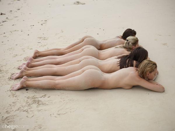 Kuva #5 galleriasta Ariel Marika Melena Maria Mira seksikkäitä hiekkaveistoksia