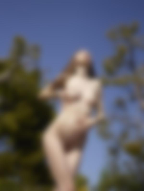 Immagine n.9 dalla galleria Aya Beshen prende il sole nuda