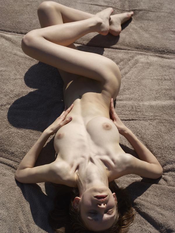 Immagine n.5 dalla galleria Aya Beshen prende il sole nuda