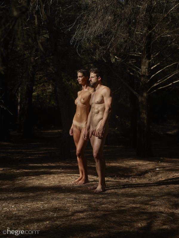 图片 #3 来自画廊 夏洛塔和亚历克斯走进树林