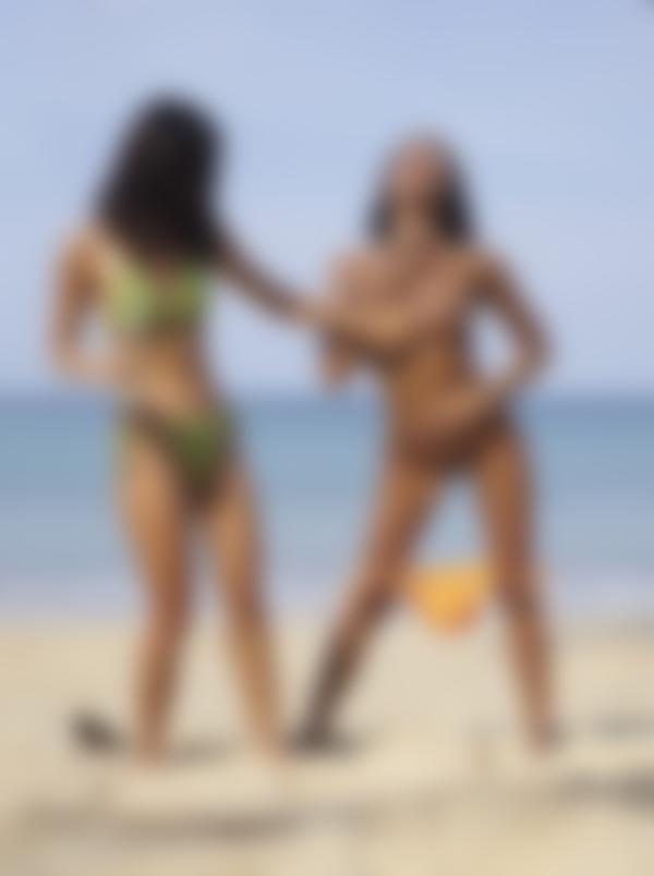 Imagem #11 da galeria Chloe e Hiromi garotas de praia