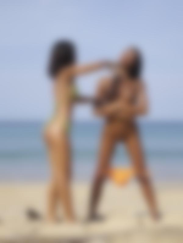 Imagem #9 da galeria Chloe e Hiromi garotas de praia