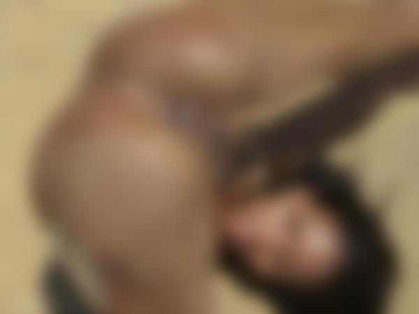 ギャラリー9の画像番号クロエの裸のビーチアクロバット