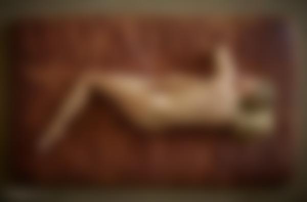Imagen #9 de la galería Darina L desnuda sobre cuero