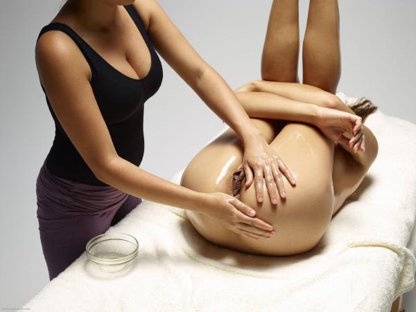 Bild #1 från galleriet Dominika C lush labia massage