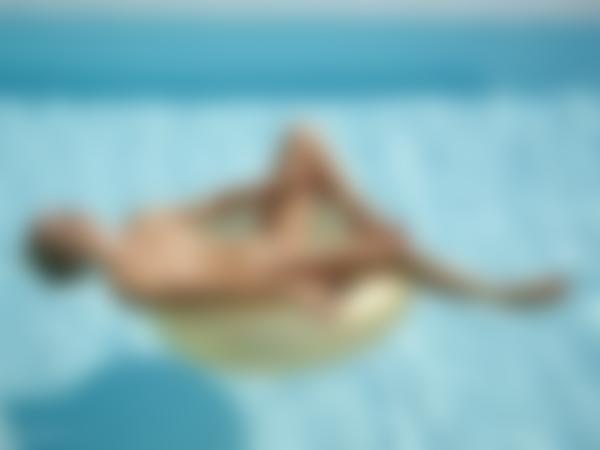 Gambar # 8 dari galeri Emi pool girl