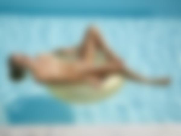 Gambar # 10 dari galeri Emi pool girl
