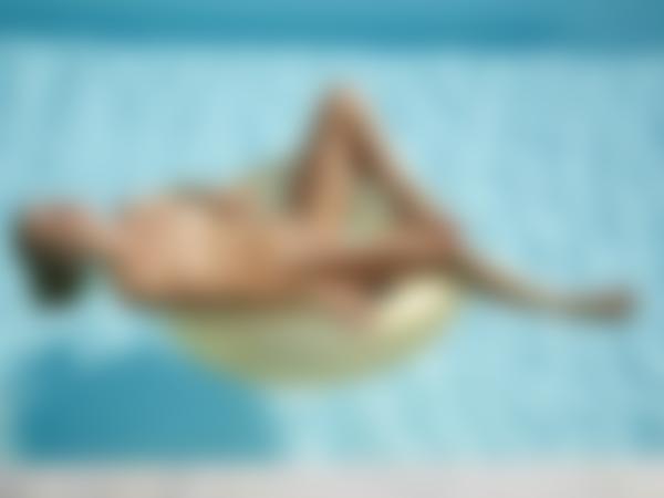Bild #11 från galleriet Emi pool tjej