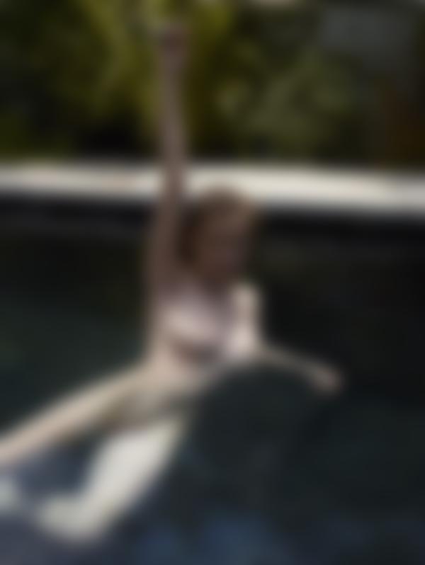 छवि # 9 गैलरी से एमिली ब्लैक पूल